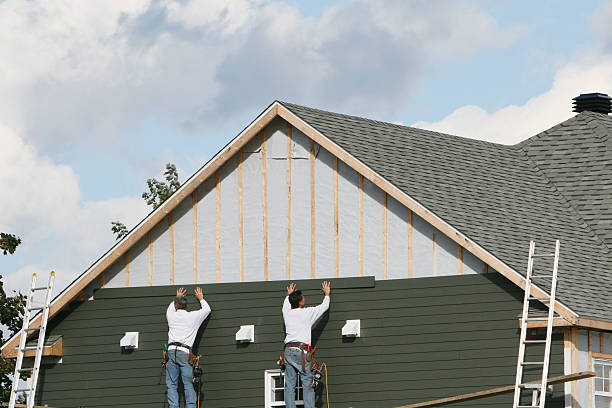 Professional Siding Installation technician working in Yankeetown, FL